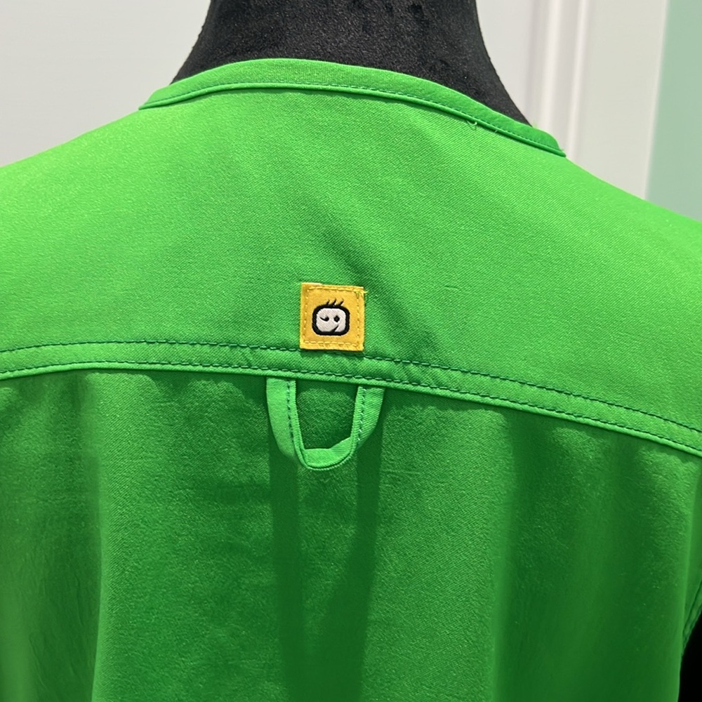 Wonder wink four stretch women’s scrub top. M. Lime green and black. - Picture 3 of 8